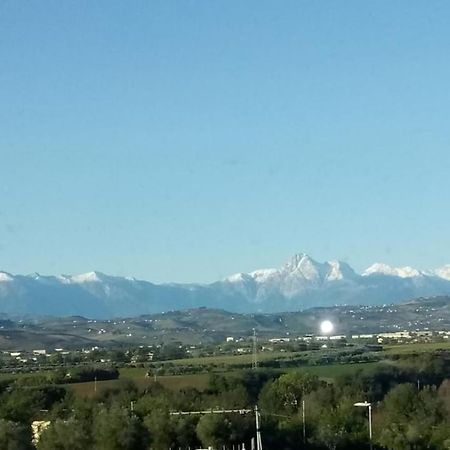 Отель Il Cielo In Una Stanza Джулианова Экстерьер фото